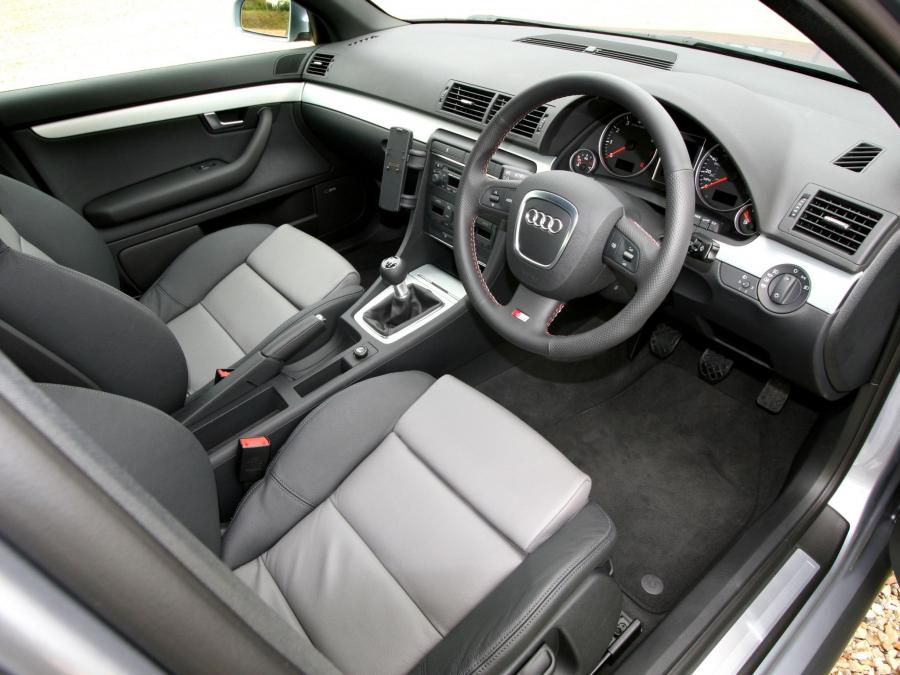 Интерьер Audi A4 2.0T S-Line Sedan (B7, 8E) 2004 года  (UK) (фото 5 из 5)
